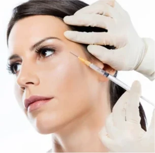 Botox-behandeling in het gezicht met een fijne naald